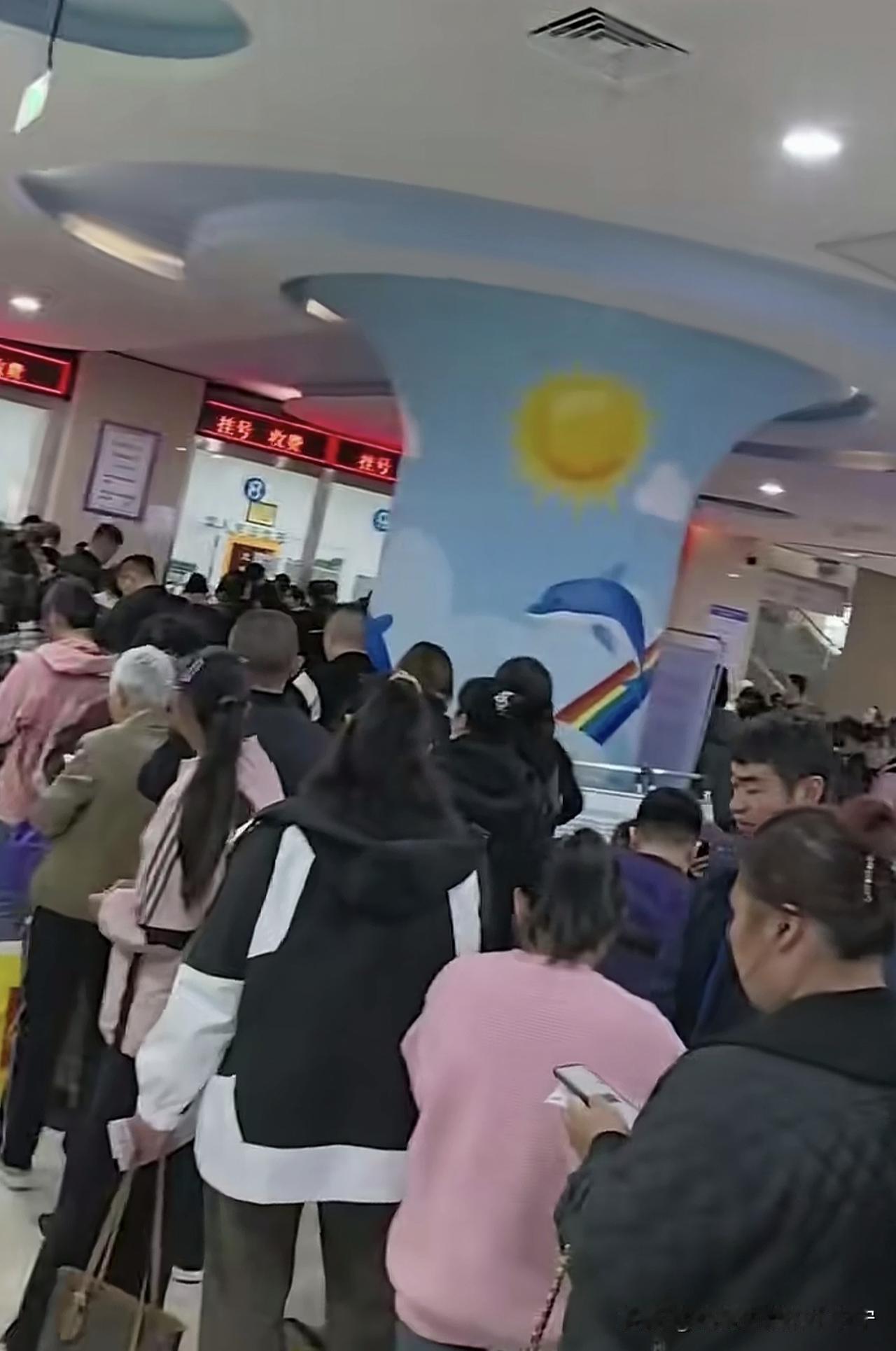 我们这边医院的呼吸科，已经没有站脚的地儿了。今年入冬闹的这次甲流，比“