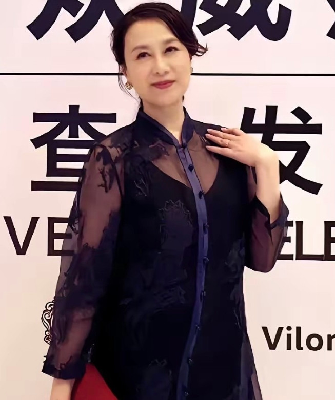 虽然美人迟暮，但她气质依旧，风采和魅力不减当年，女人味十足，骨子里的淡定看着让人