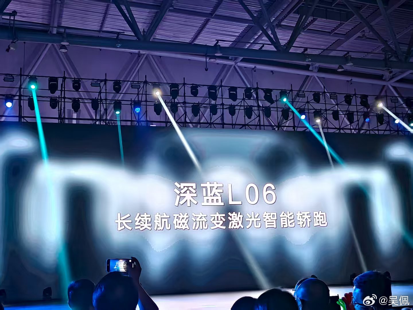 深蓝L06今天全球首发亮相，说几点值得你关注的：★内饰终于发布，祖传向日葵屏幕