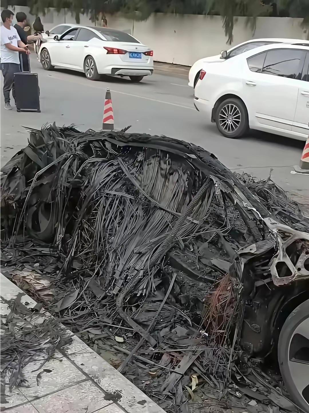 这不是碳纤维。这是玻璃纤维，碳纤维着火，纤维就烧没了。