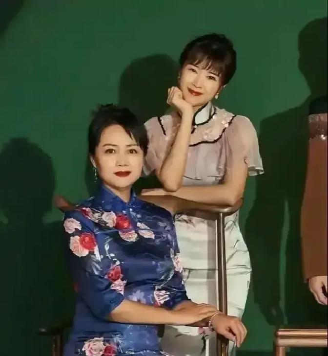 1998年冬天，杭州低调领证的一对演员夫妻，茹萍和刘之冰，带着各自的孩子重组家庭