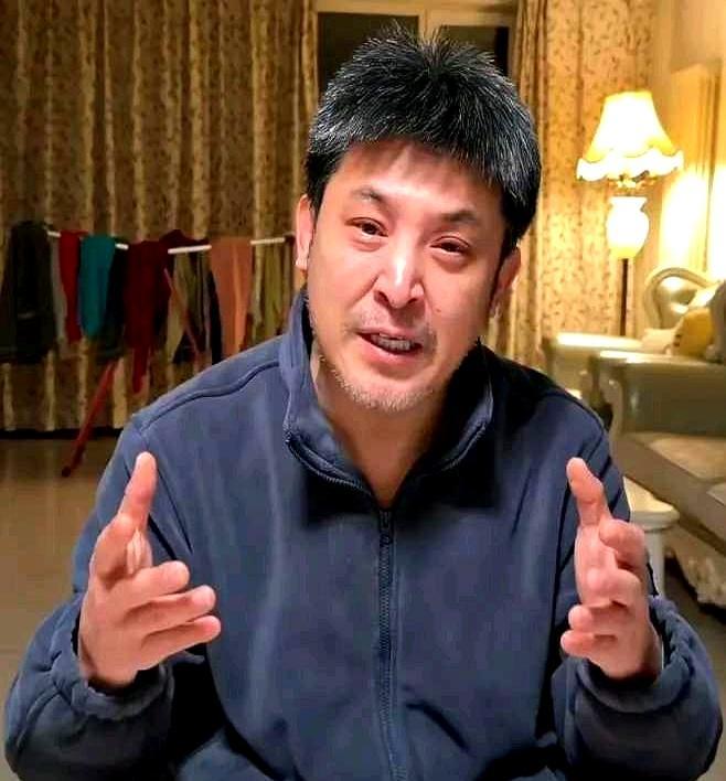 55岁孙涛，一个大男人，竟在镜头前哭了。你以为他是为闫学晶抱不平？全错了。