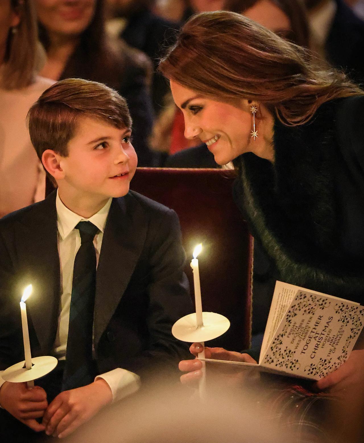 路易王子一定会记得这个夜晚的吧威尔士三宝出席王室圣诞音乐晚会，没想到是路易小