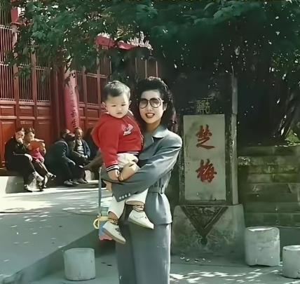 24岁嫁给50岁的老师，梦鸽当年这一步棋，不知道背了多少闲言碎语，毕竟26岁的年