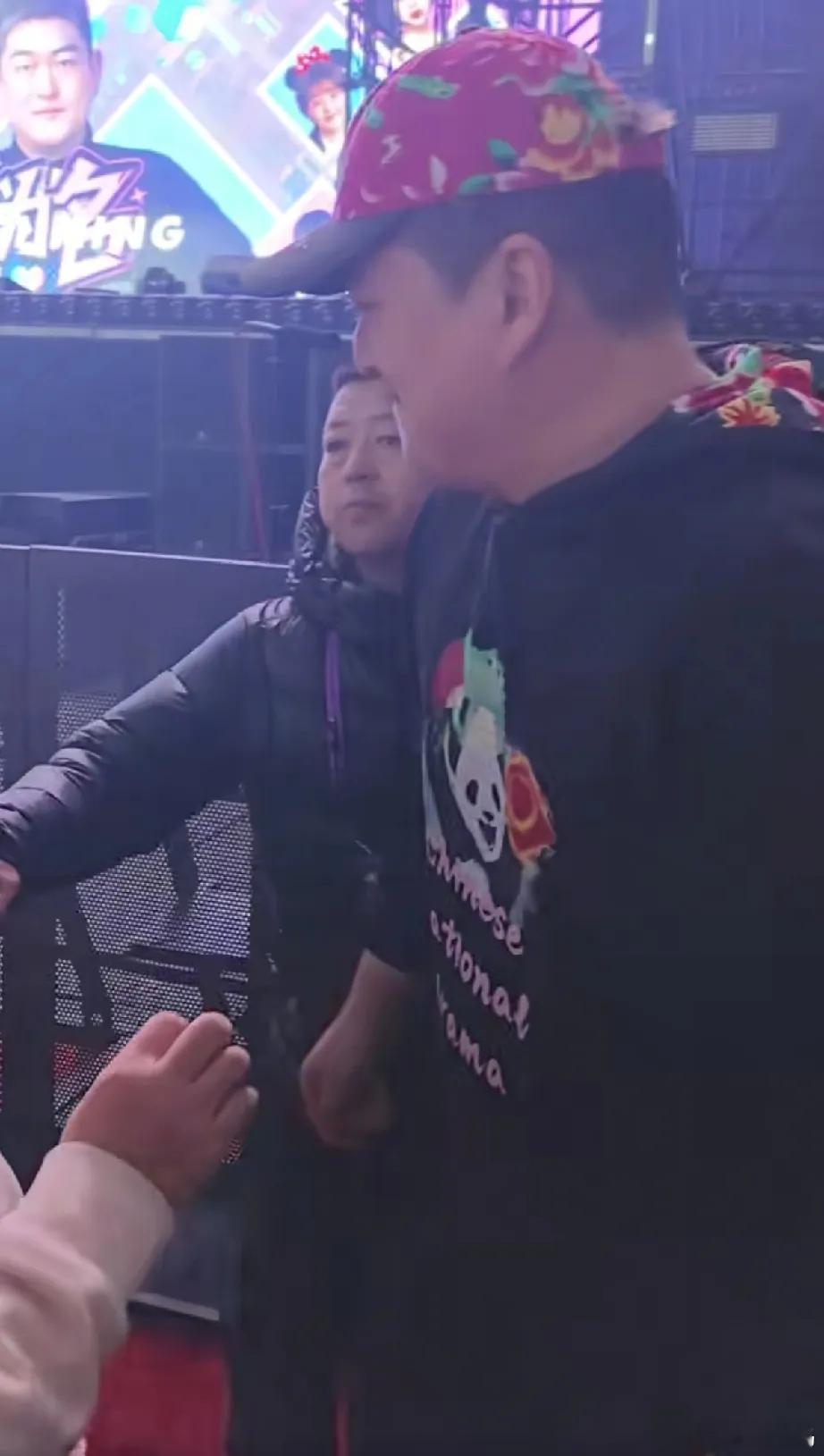 赵本山儿子赵大牛虽然体重直逼300斤，但越来越有出息，本山传媒后继有人！1月31