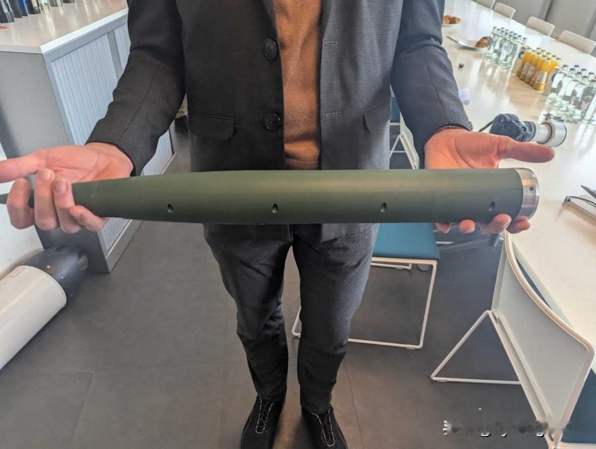 由欧洲工业集团Thales专门为击落无人机而开发的新型小型防空导弹FZ275。