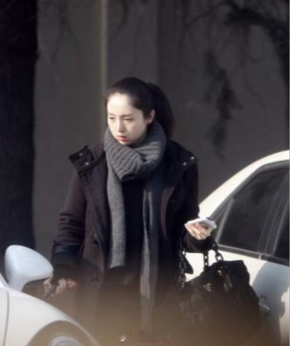 早期狗仔镜头下的董璇，基本上都是素颜。