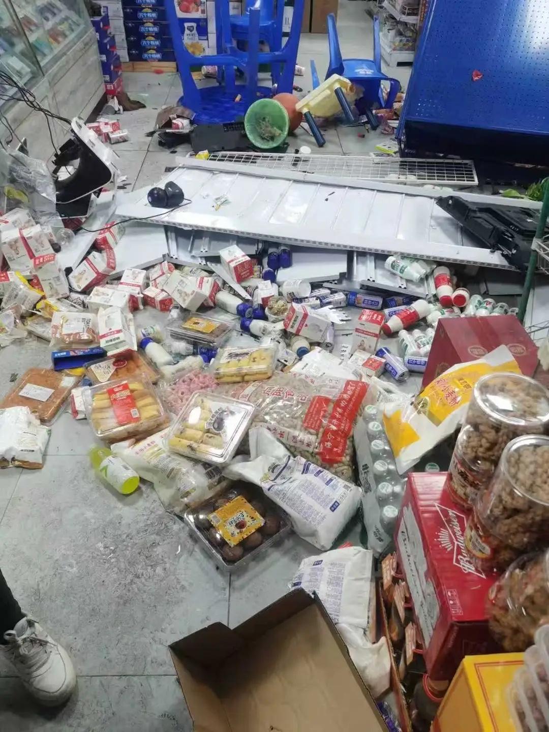 浙江杭州，男子和亲戚一家积怨已深，这天又因为一块地的使用权闹得不愉快，亲戚儿子得