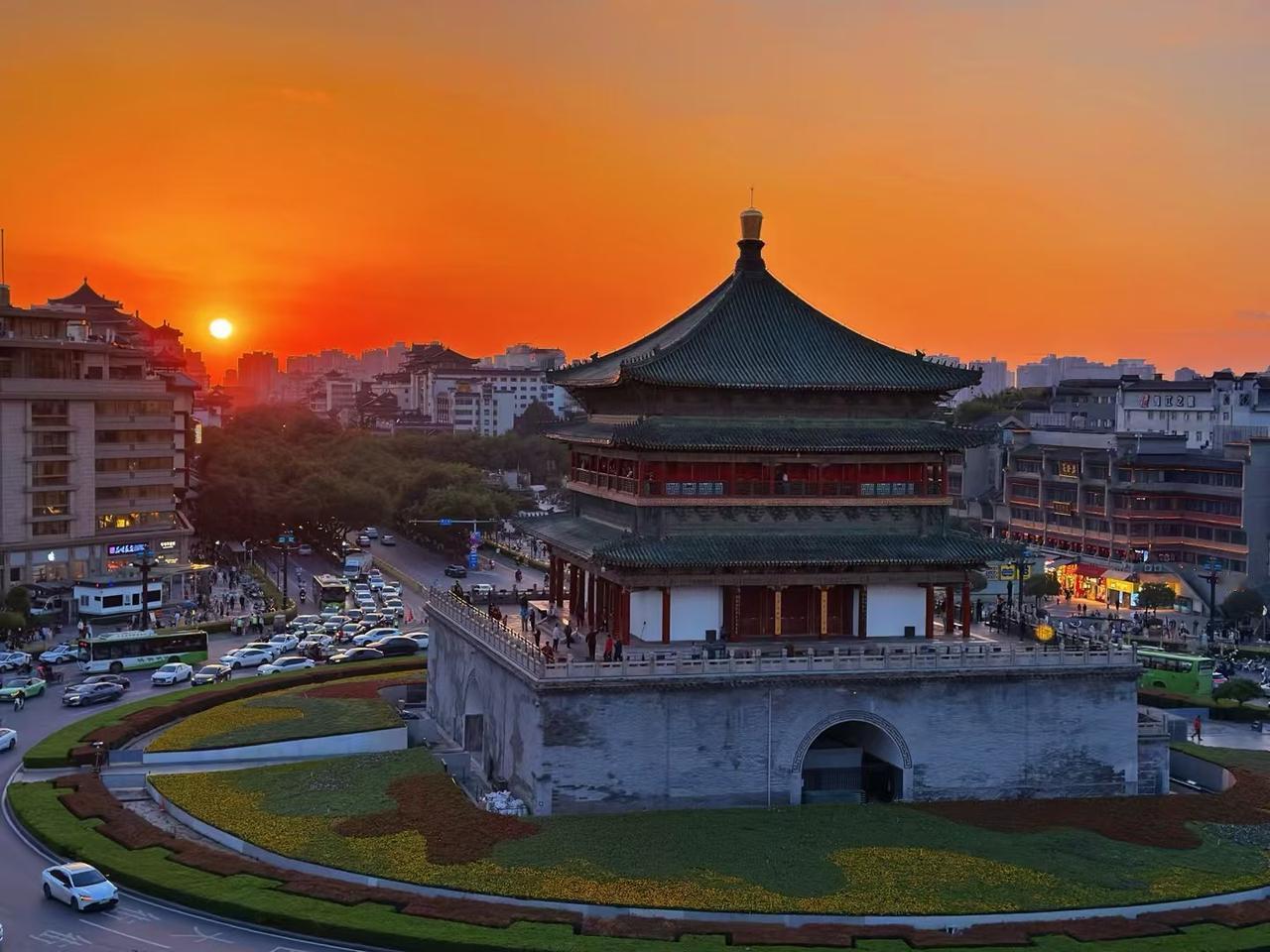 偶遇西安鼓楼晚霞[玫瑰][比心][玫瑰]在西安鼓楼邂逅了一场绝美晚霞。漫天