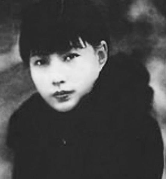 1956年，62岁的梅兰芳满怀期待地找到已离婚多年的前妻孟小冬说：“跟我回大陆吧