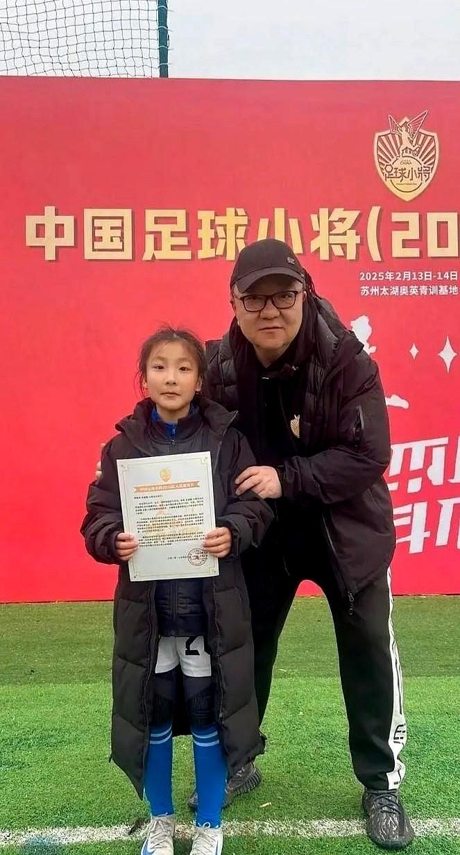 这是董路的女徒张苗倩，这孩子可了不得！我看着她在意大利的球场上，是所有队伍里唯