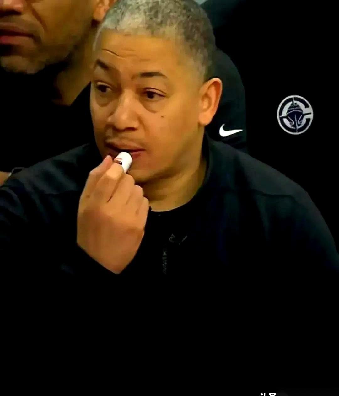 四连败，终于把泰伦卢给打醒了。真的，我差点以为他要在一条道上走到黑了。把柯林