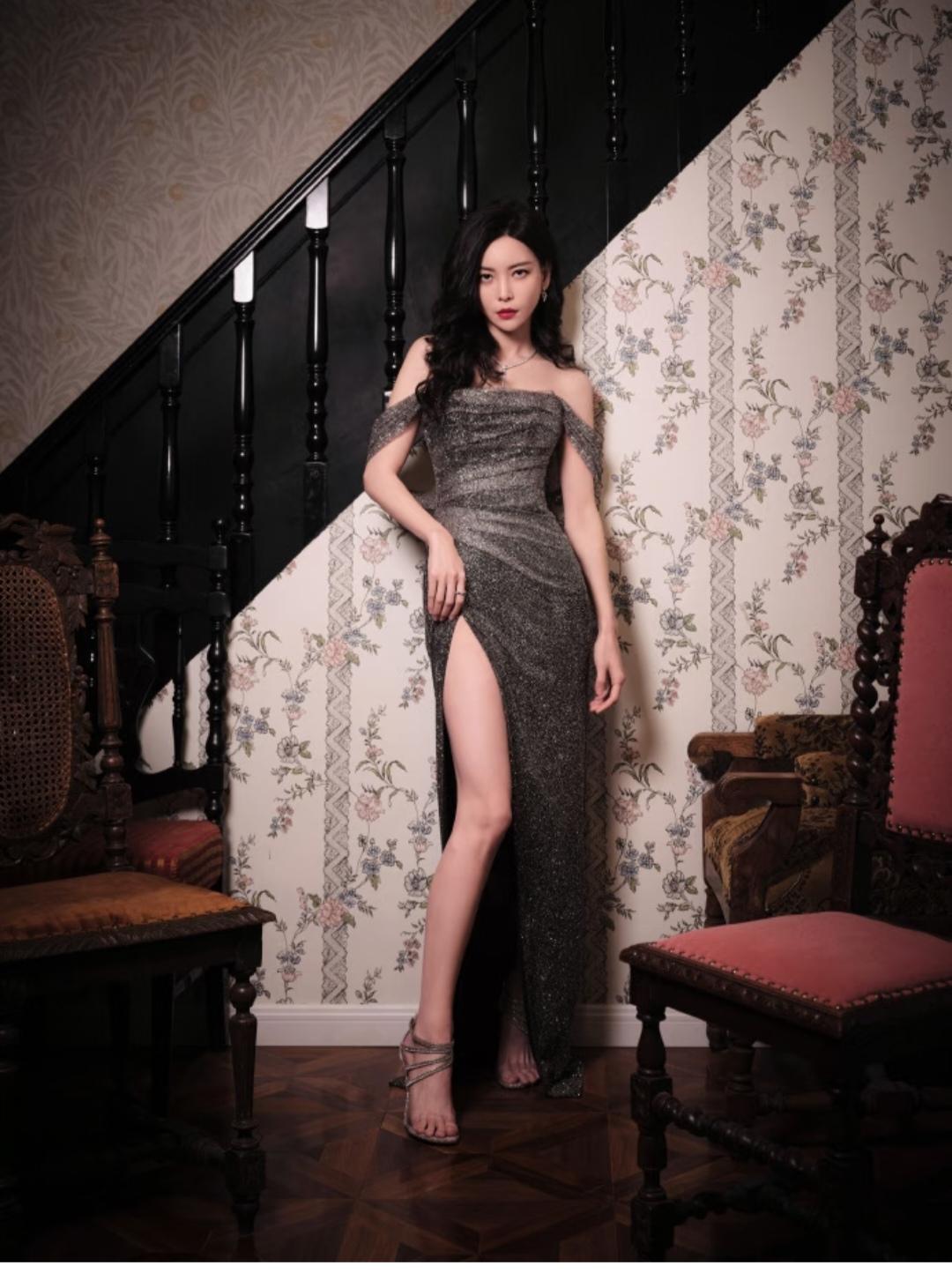 于文文，长腿玉足。