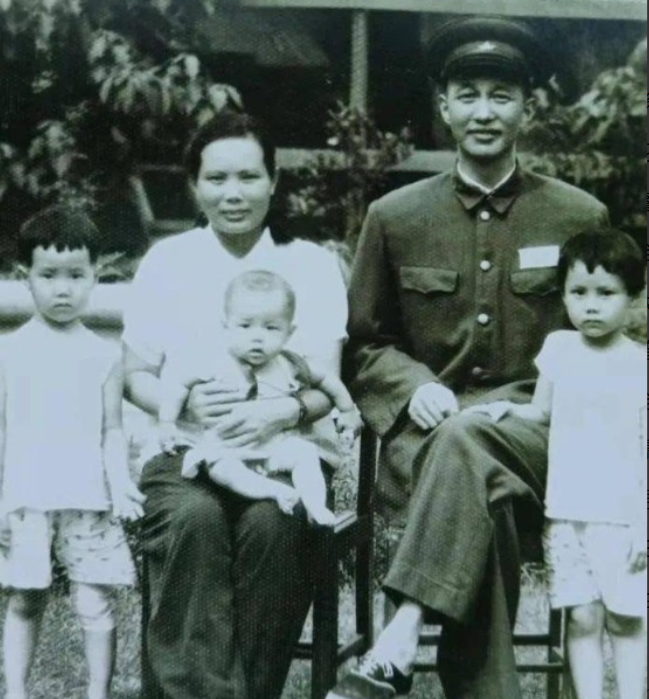 1936年，洪学智看上了女兵张文。谁知，张文却嫌弃洪学智满脸麻子，本想婉言谢绝，