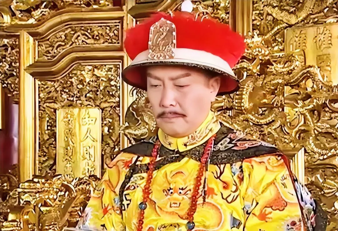 1735年，58岁雍正驾崩。弘历正准备按遗诏登基，张廷玉却突然跑来大喊：“慢！先