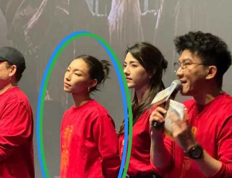 那尔那茜往那儿一站，浑身写满“姐就是拽”！巴掌大的小脸配着瘦小身形，偏偏眼神里全