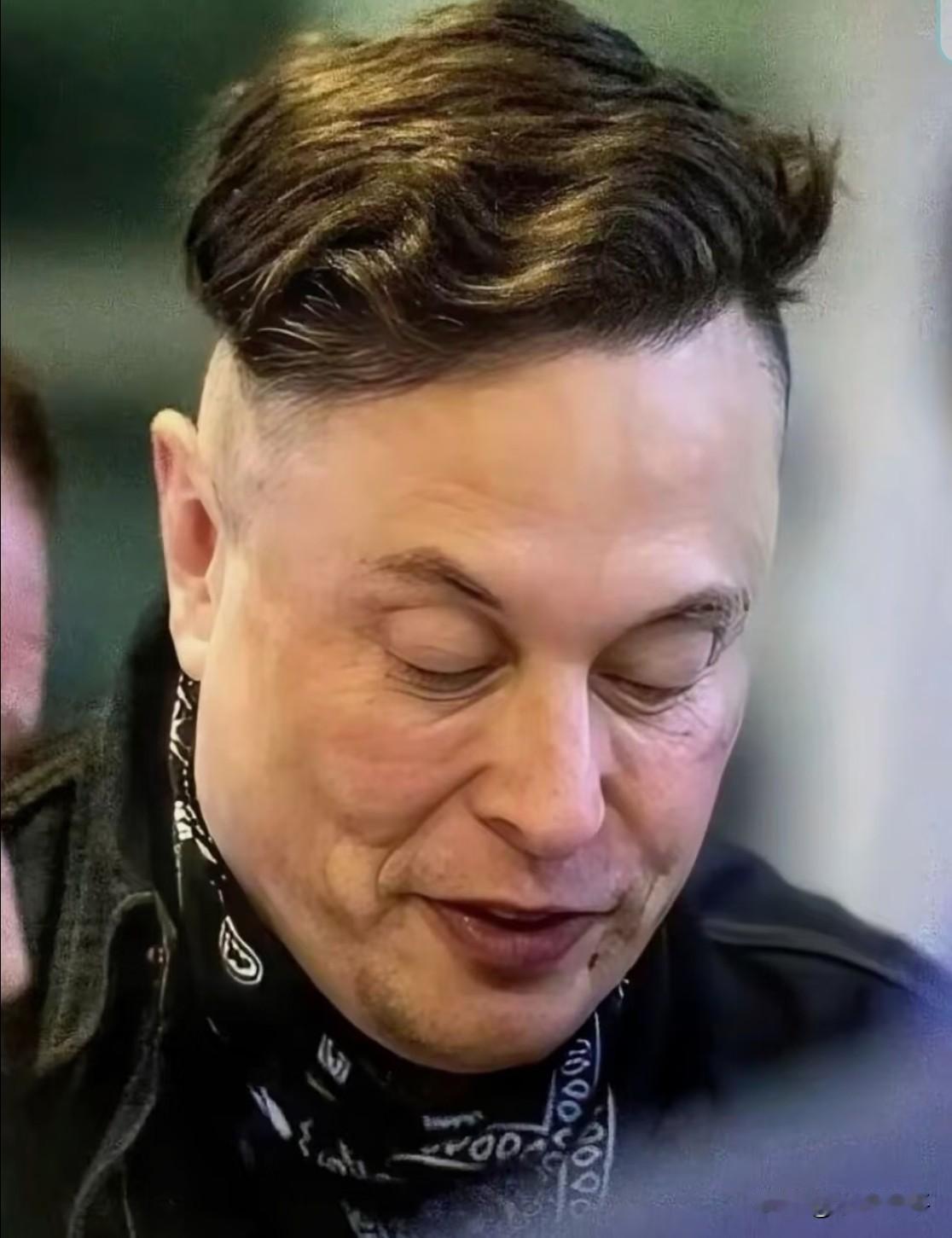马斯克理发，15万！这个发型，前些年也曾流行过，我是无论如何欣赏不来的[捂脸哭]