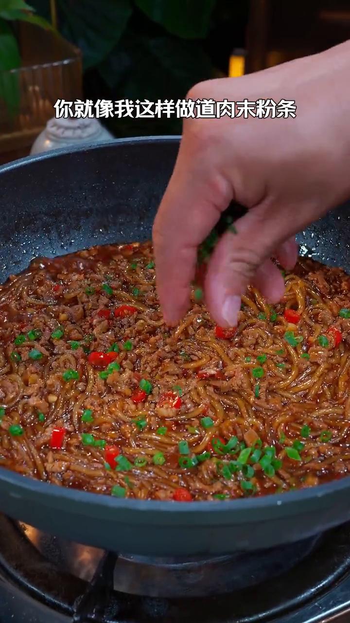 肉末粉条。家里有粉条的就像我这样做道肉末粉条，保证米饭三碗都不够吃，关键做法也