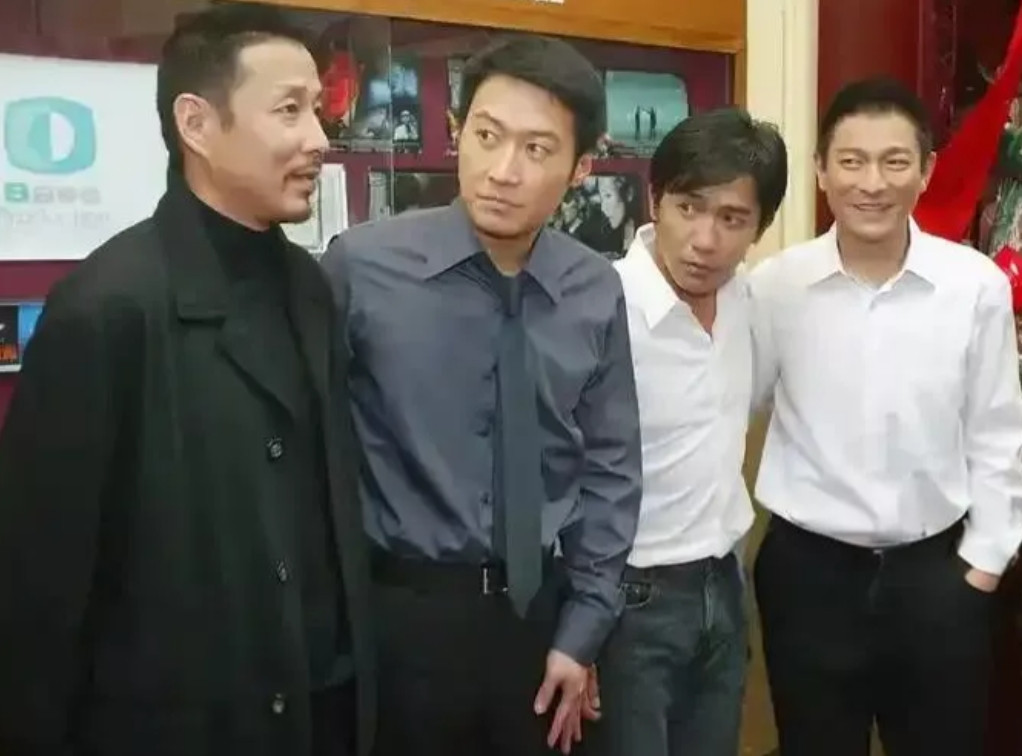 当年电影“无间道3”的发布会上，刘德华梁朝伟黎明都被陈道明的圆领黑毛衣配西服的穿