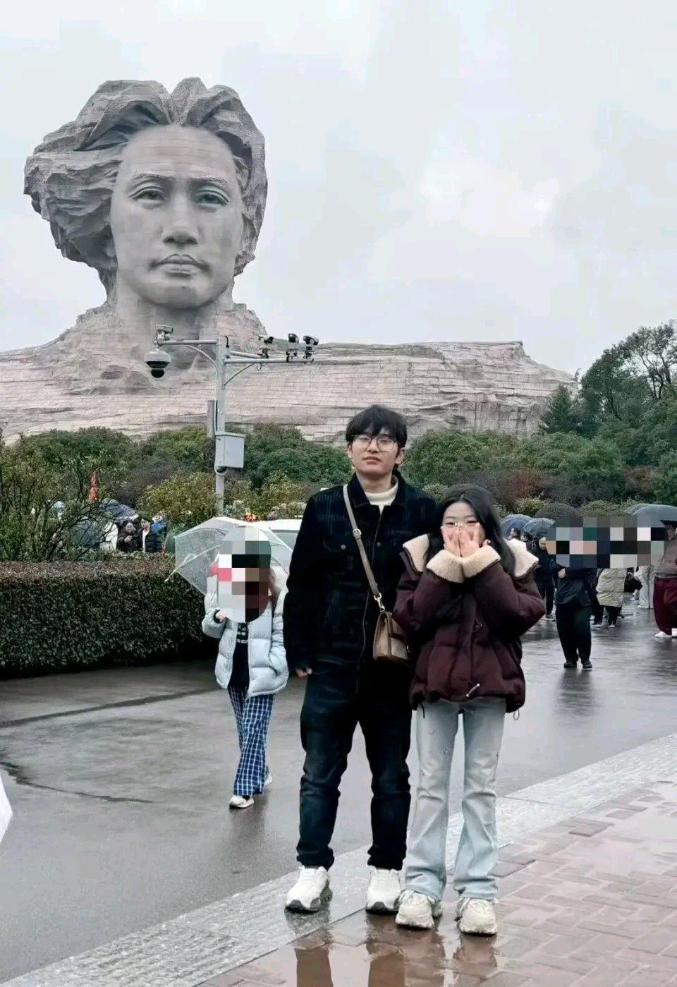 刷到“驼背女孩”和男友的视频，真是被狠狠感动了。她做美甲努力赚钱，他跑外卖风里来