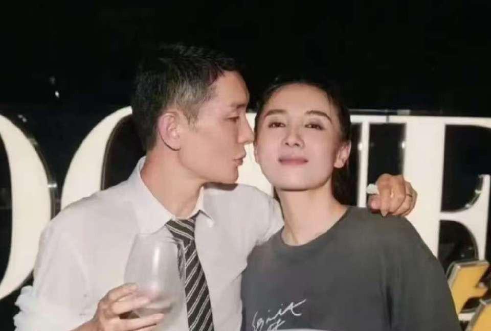 幸福的婚姻会让人容光焕发我不管王伟帅不帅，但我知道宋佳站在他身边在闪闪发光。而