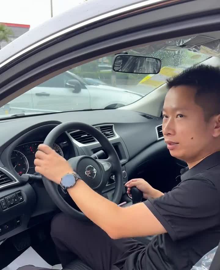 日产轩逸经典舒适版裸车6.3万。实在是太过分了，现在居然连收音机都不给了，说