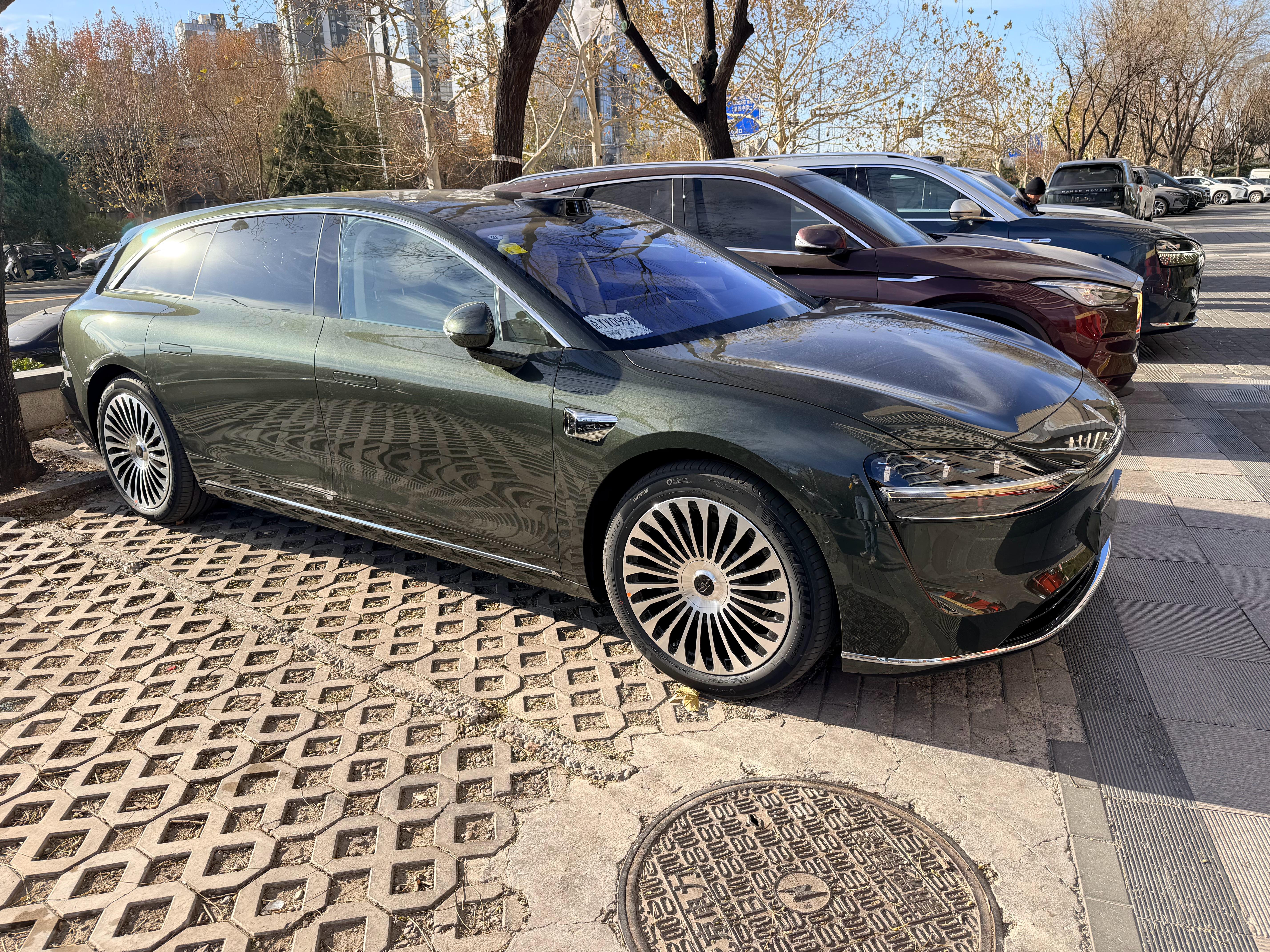 小区大哥的享界S9T已经提车了，还是广告色-绿色。羡慕