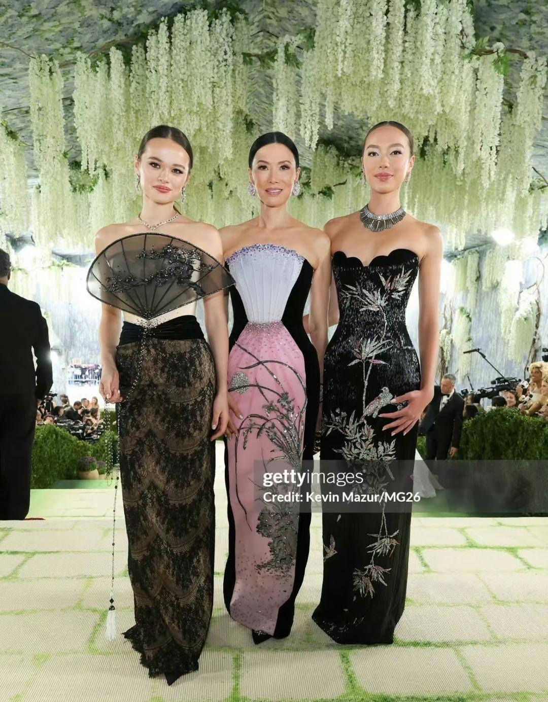 邓文迪带俩女儿亮相MetGala红毯，母女仨都穿着带有中国风元素的礼裙，梳着同