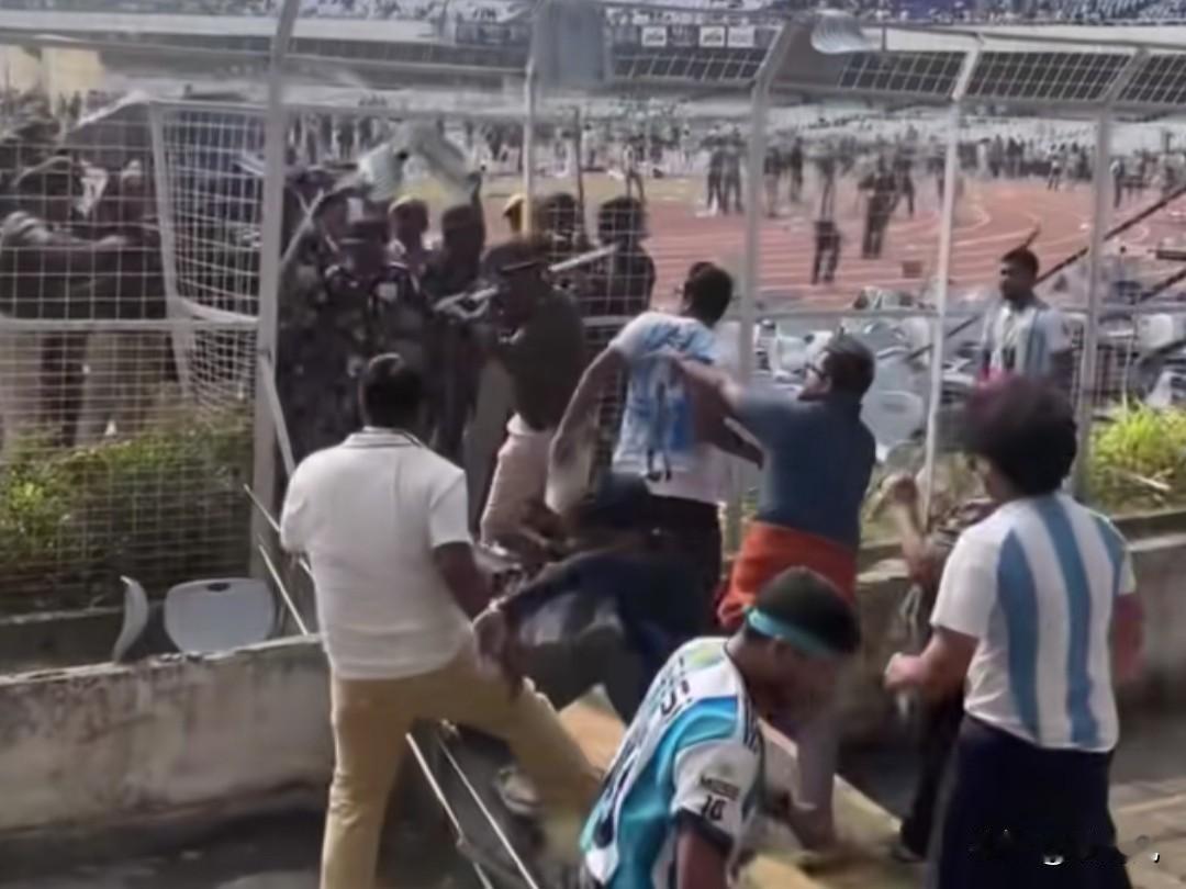 全额退款——真的小看印度阿三了！梅西印度行，由于球场混乱，原本绕场致谢的梅西取