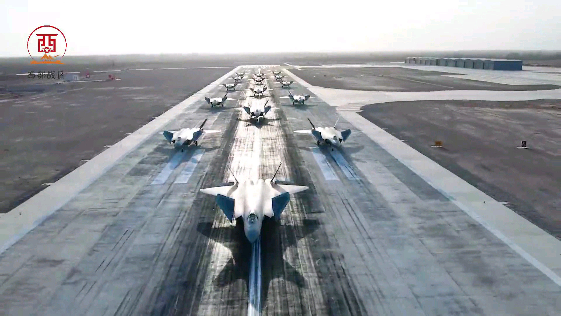 西部战区“秀肌肉”，大方展示歼-20“大象漫步”画面！真的就是豪横啊，这绝对算得
