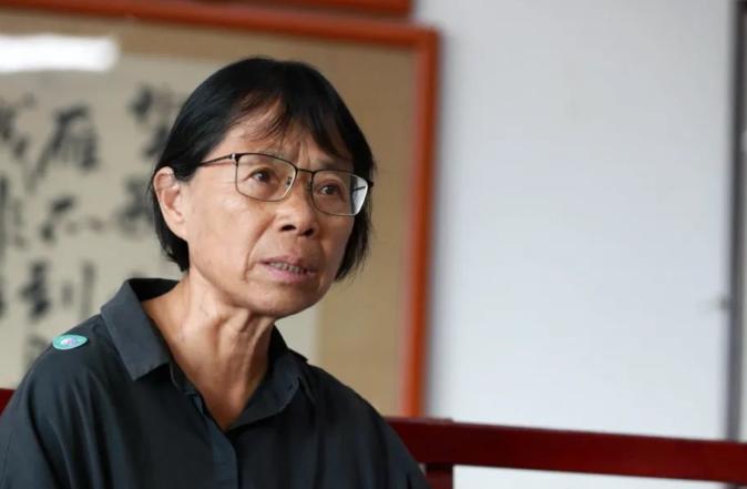 中学校长张桂梅，亲自接见捐款者，定睛一看，眼前这位珠光宝气的富婆原来是自己的学生
