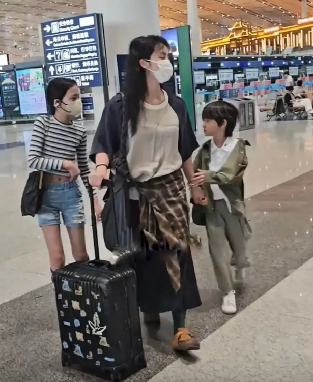 黄磊孙莉一家四口出国旅游，二女儿和儿子罕见露面，二女儿看着又高又有气质！