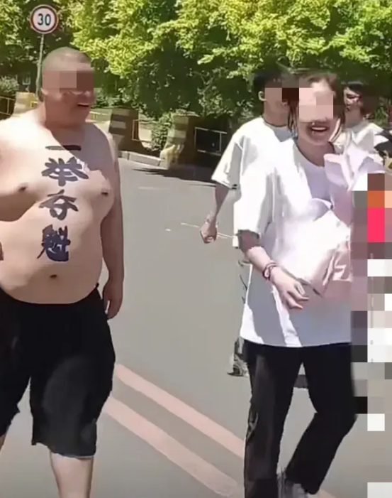 高考首日，有家长为了孩子是又彪又勇啊！一个父亲光着膀子，前胸写着：一举夺魁，后背