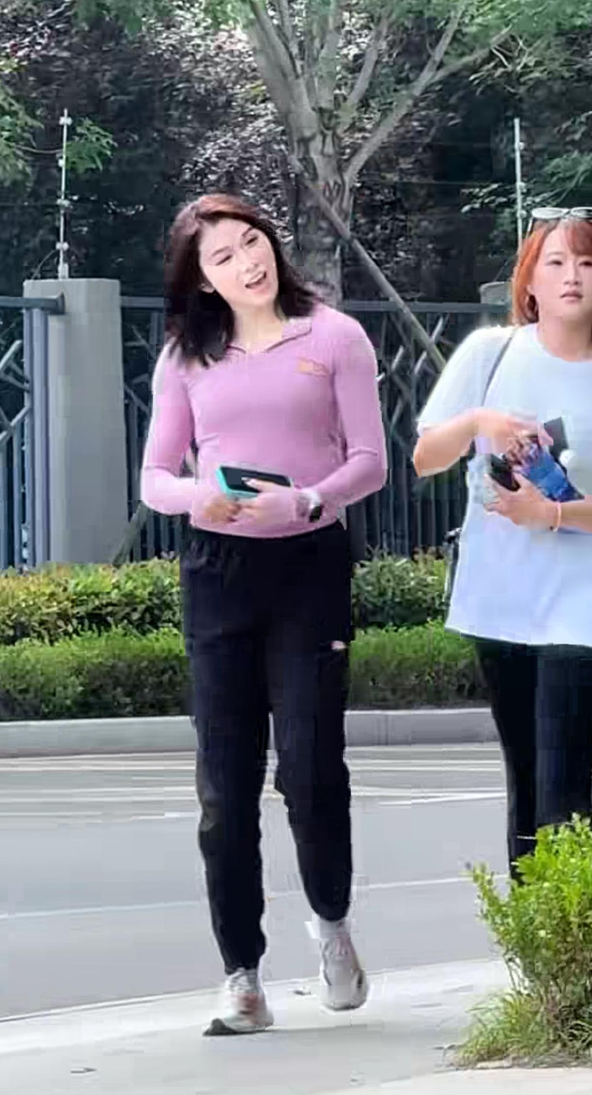 腰比胯宽[捂脸哭]虎背熊腰是说的这种吧。吴艳妮皮肤好白，尤其是肩宽很明显，把外套完