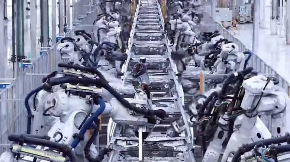 中国贸易顺差突破一万亿美元这一消息，在让世人惊叹之外，也让世人感受到了一个讯号，