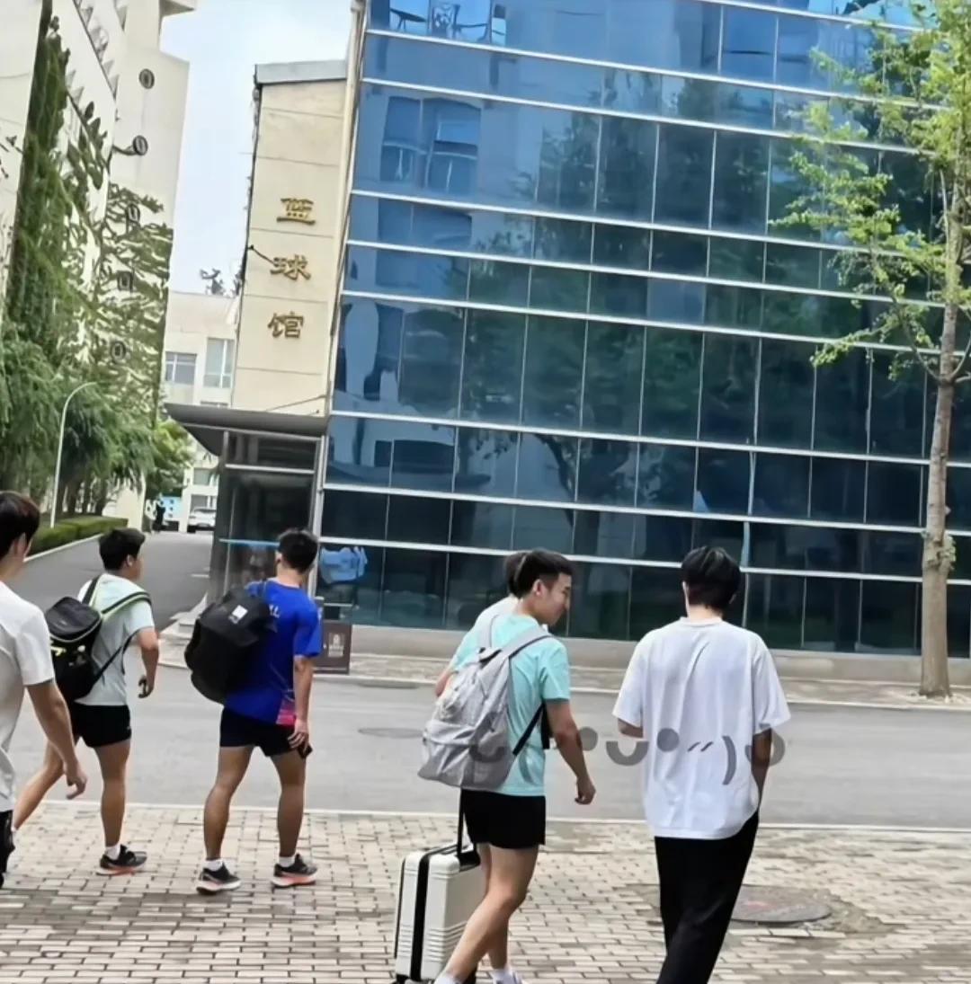 6月29日新鲜王楚钦上训了，跟着牛冠凯一起！只有背影也感觉与众不同很帅气的头哥