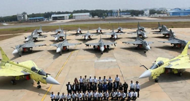 谁敢信？堂堂一个拥有核武器的大国，居然在光天化日之下搞出了一出“空城计”。最