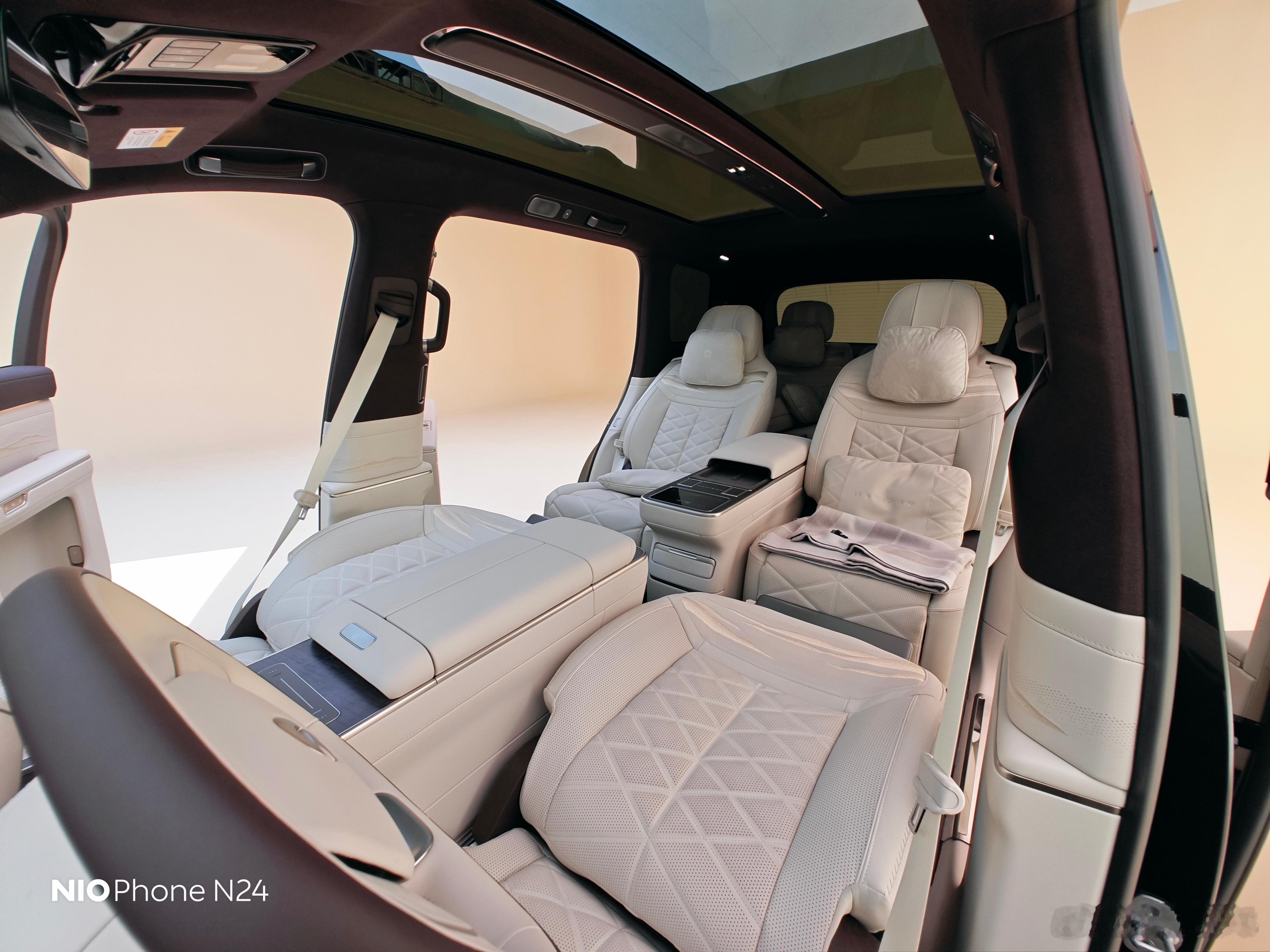 蔚来ES9就是靠背屏，不过这次在靠背屏布局下依旧可以直接成床，喜欢露营的大家可以