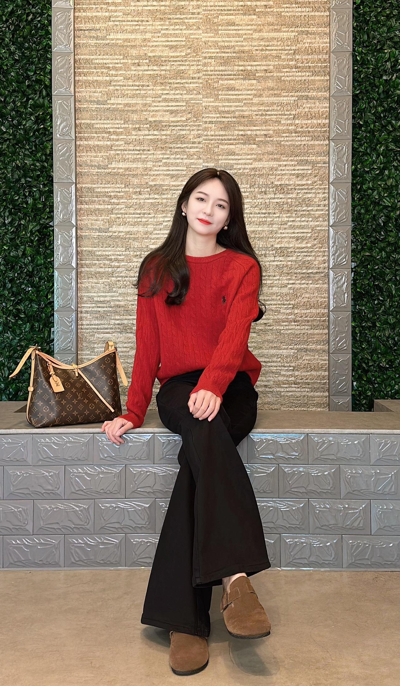 皮囊而已，看似快乐，其实都是在硬撑，可笑的是成年人的疲惫它都藏在(仅自己可见里)