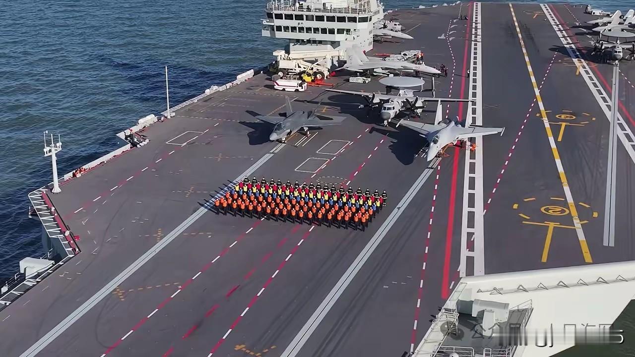 福建舰官兵给全国人民拜年！甲板上停着至少3款战机。第一种是三架空警-600预警机