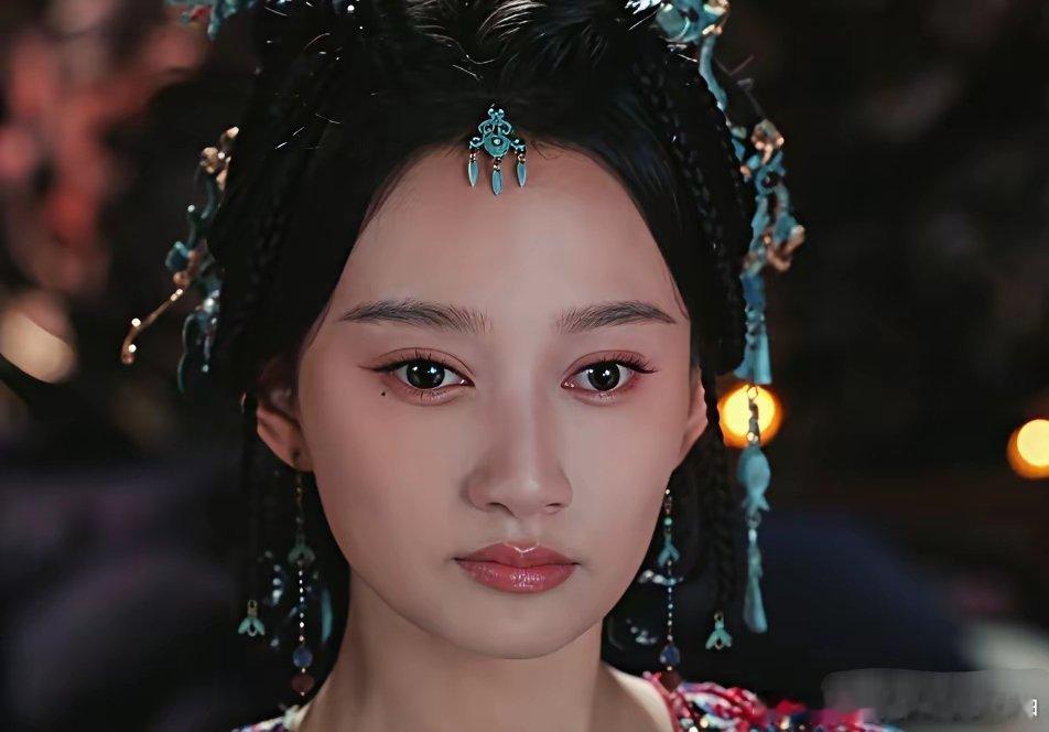 夏梦应该只戴了一只隐形眼镜。