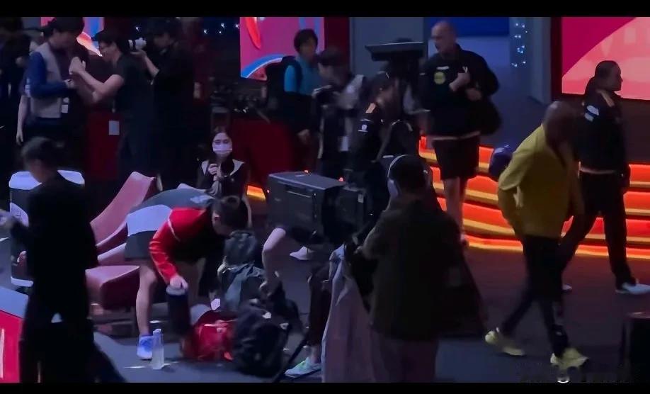 还是第一次看肖爹没等动漫穿好衣服就先走了！[抠鼻]看着吉村激动的只差跪着滚了，