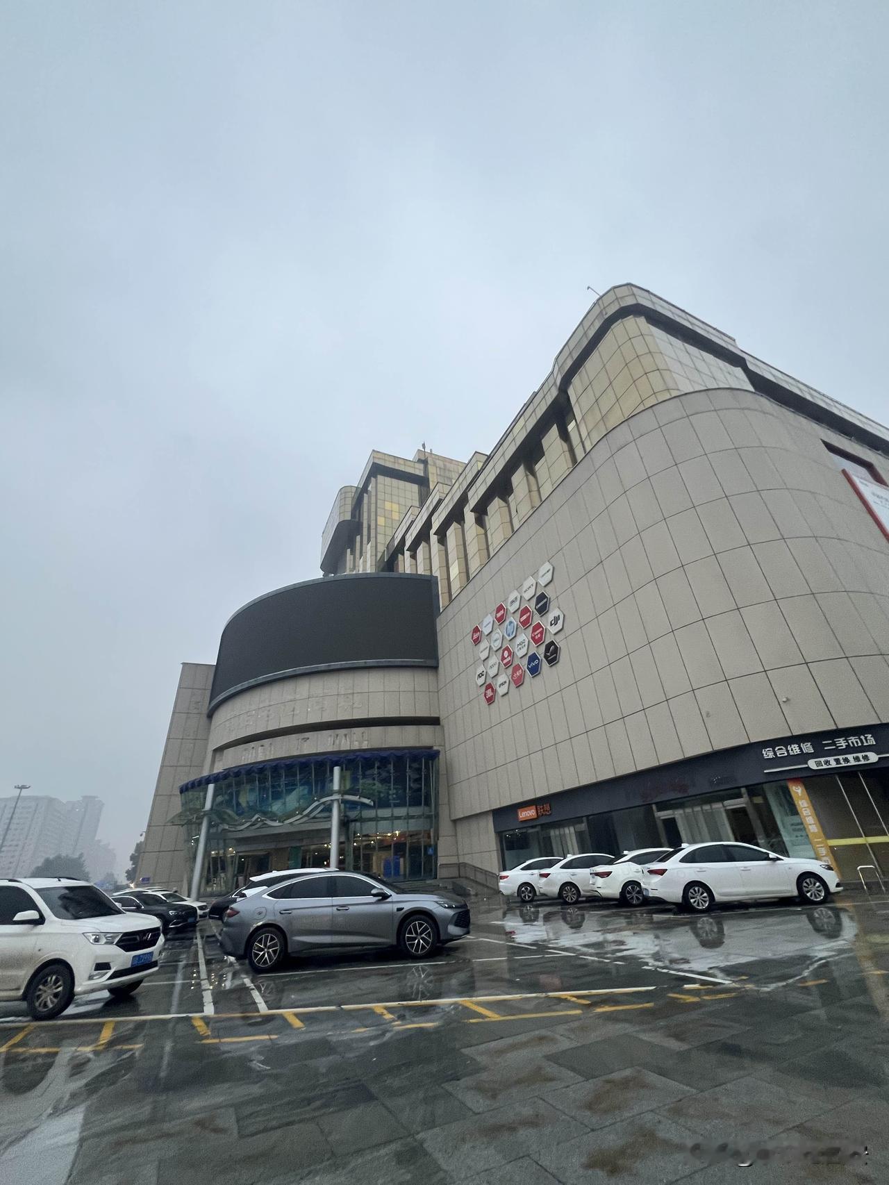 西安雁塔路IT一条街从辉煌走向平淡西安雁塔路IT街，从1992年起步，20