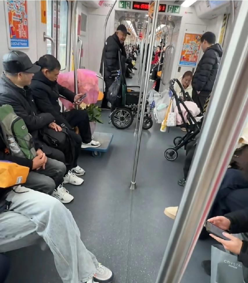 地铁车厢内，老人的电动轮椅动了，白衣服女子下意识想伸手去扶，老人大声说：“别碰，