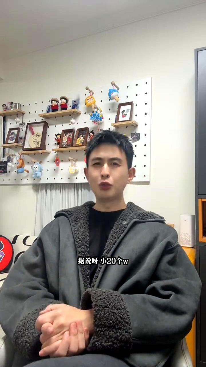 一条二十万的手链闪瞎眼，粉丝却只盯脚踝。伤停俩月，她瘦了一圈，肿也消了，