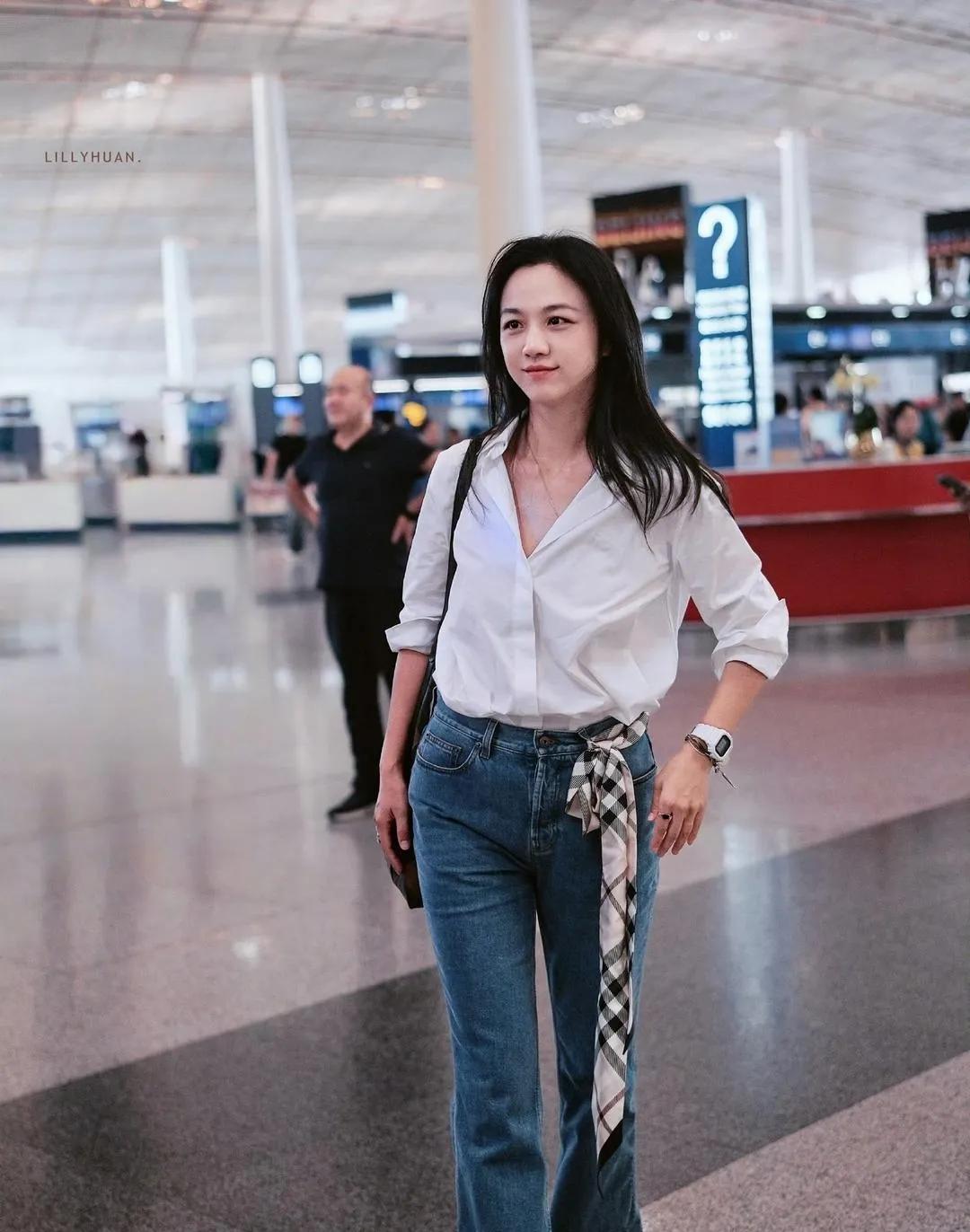 汤唯的松弛感，太绝了！汤唯这组机场图好戳！白衬衫+牛仔裤，基础款被她穿出慵