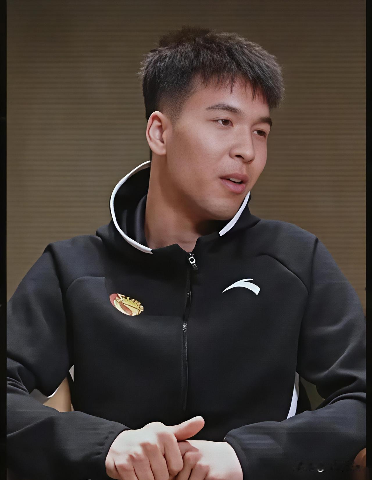 阿克力，身高1.92米，年龄22岁，新疆石河子大学后卫，很多球迷对他赞不绝口，大