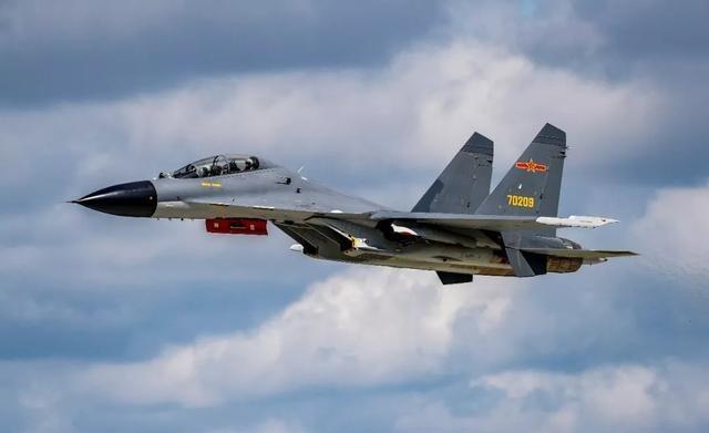 美国飞行员集体懵了！美军侦察机在南海转悠时，迎面而来的中国战机总不是传说中的隐