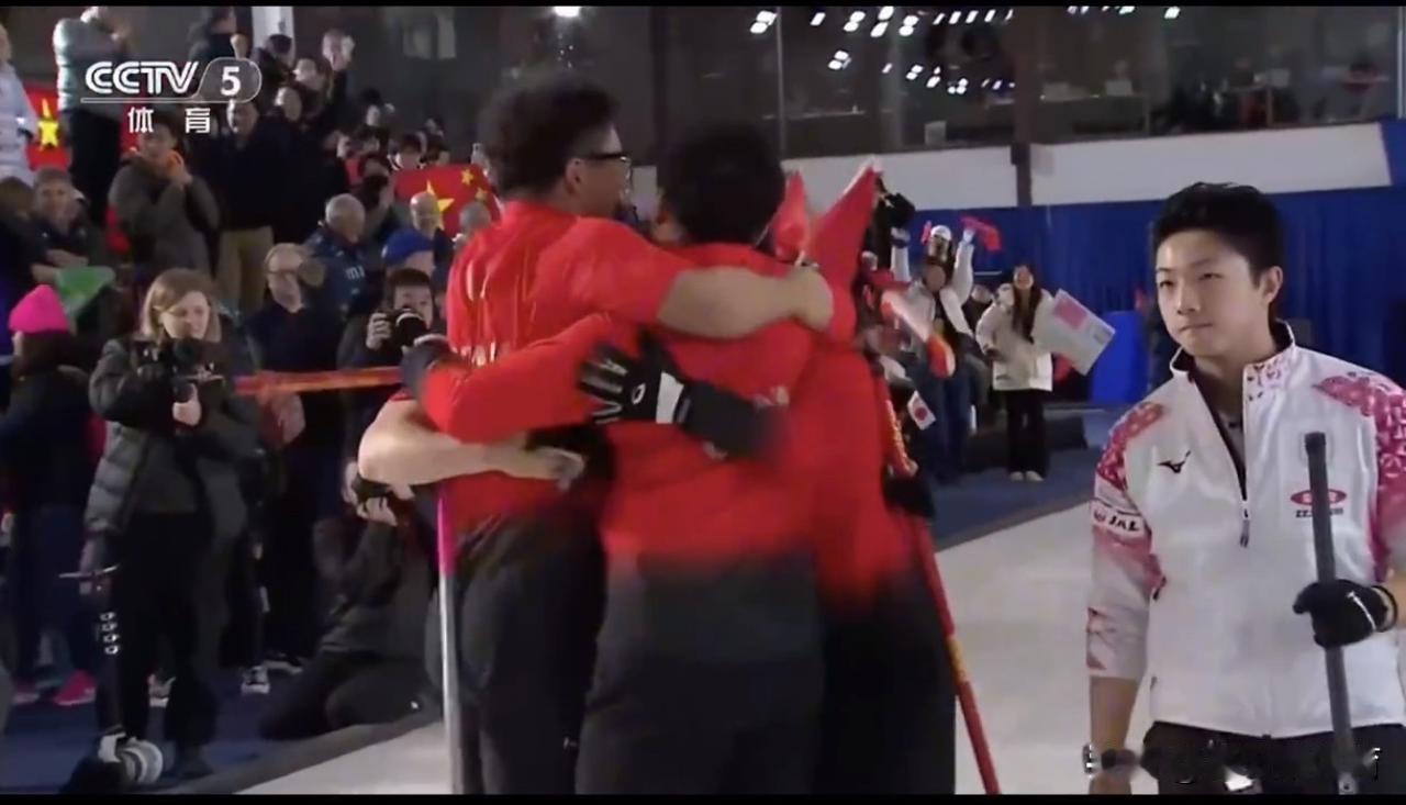 赛后悲喜两重天！中国男子冰壶队哭得梨花带雨，小费今天顶住压力，100%的成功率，