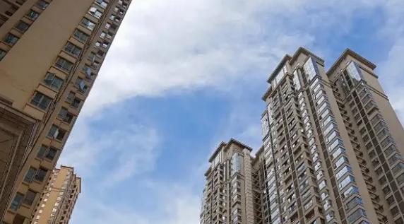 房价下跌是什么原因导致的？很多人说是人口少了、政策收紧了、经济不行了。这些说
